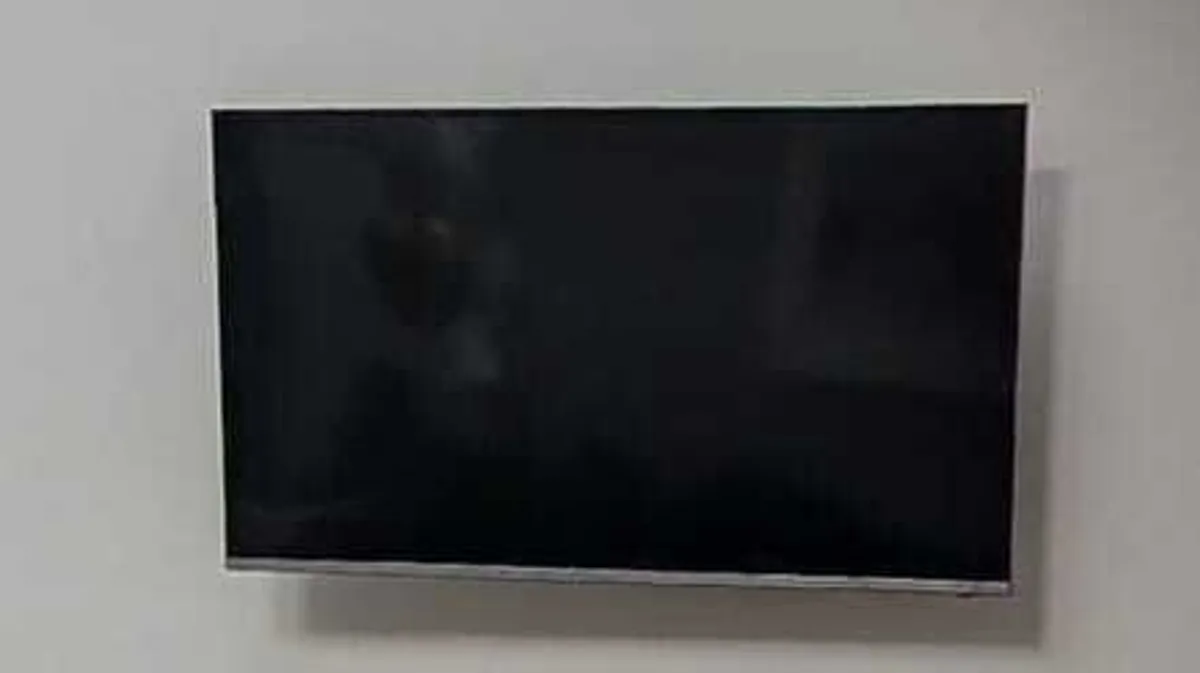 Samsung 40 inch  Smart TV with wall mount - Image 1