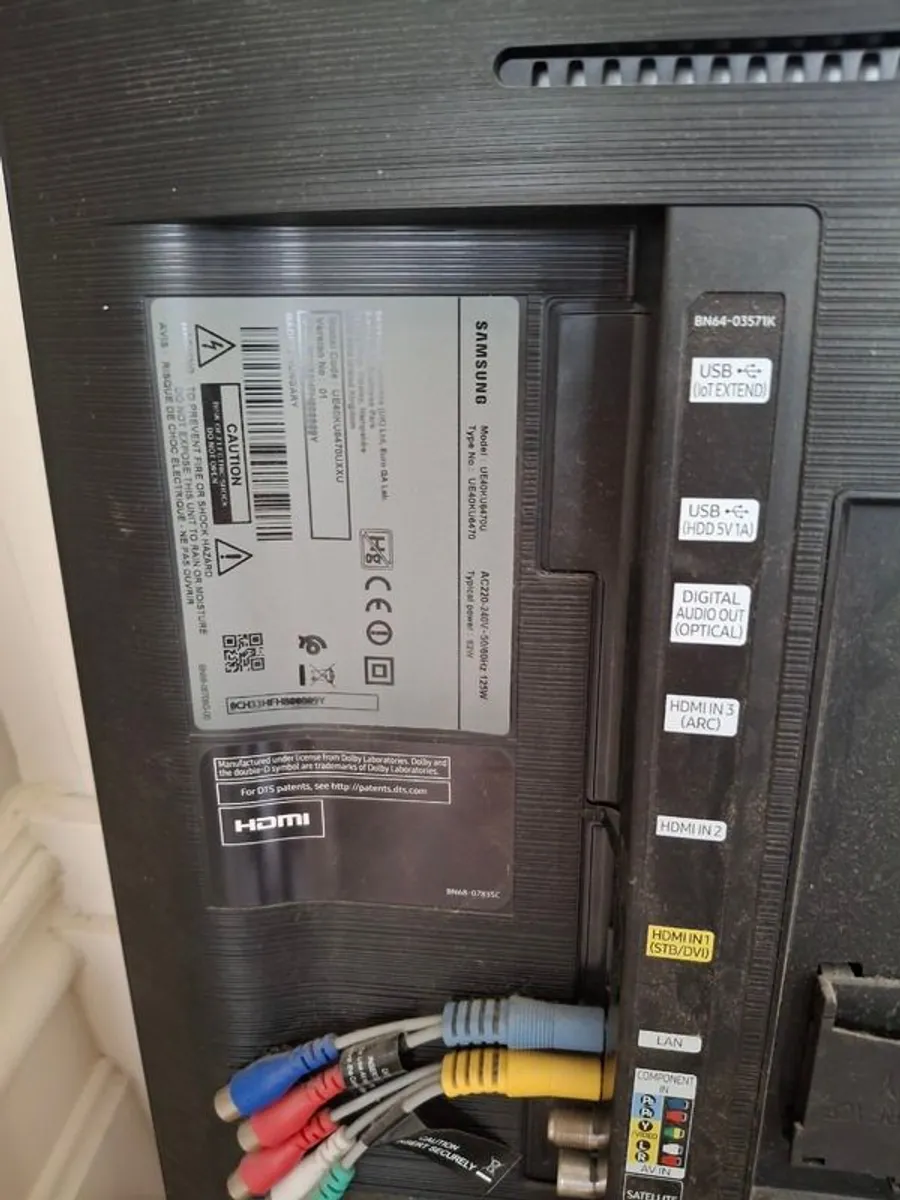 Samsung 40 inch  Smart TV with wall mount - Image 3