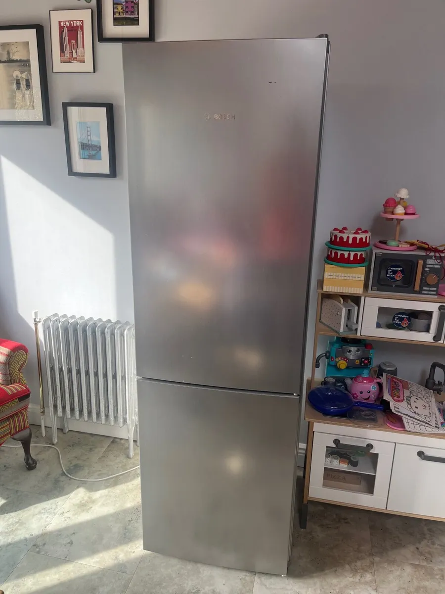Fridge freezer BOSCH series 4 free standing - Image 1