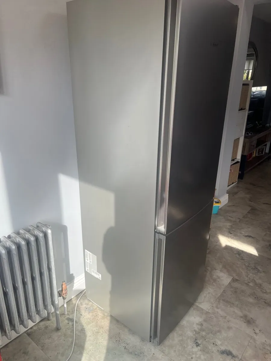 Fridge freezer BOSCH series 4 free standing - Image 2