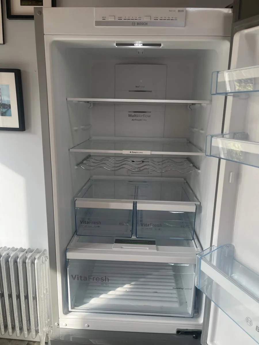Fridge freezer BOSCH series 4 free standing - Image 4