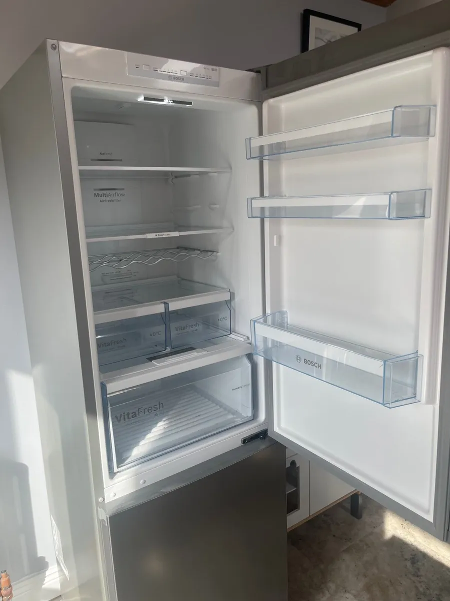 Fridge freezer BOSCH series 4 free standing - Image 3
