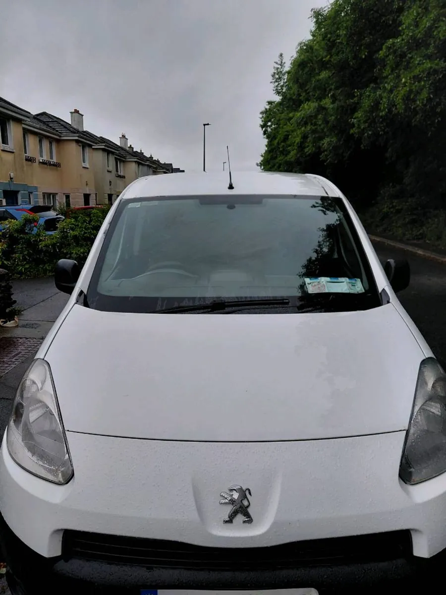 Peugeot Van with Tow Bar - Image 1