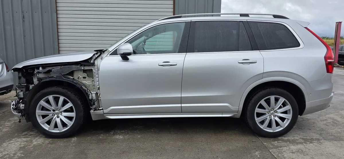 151 VOLVO XC90 T6 MOMENTUM - Image 4