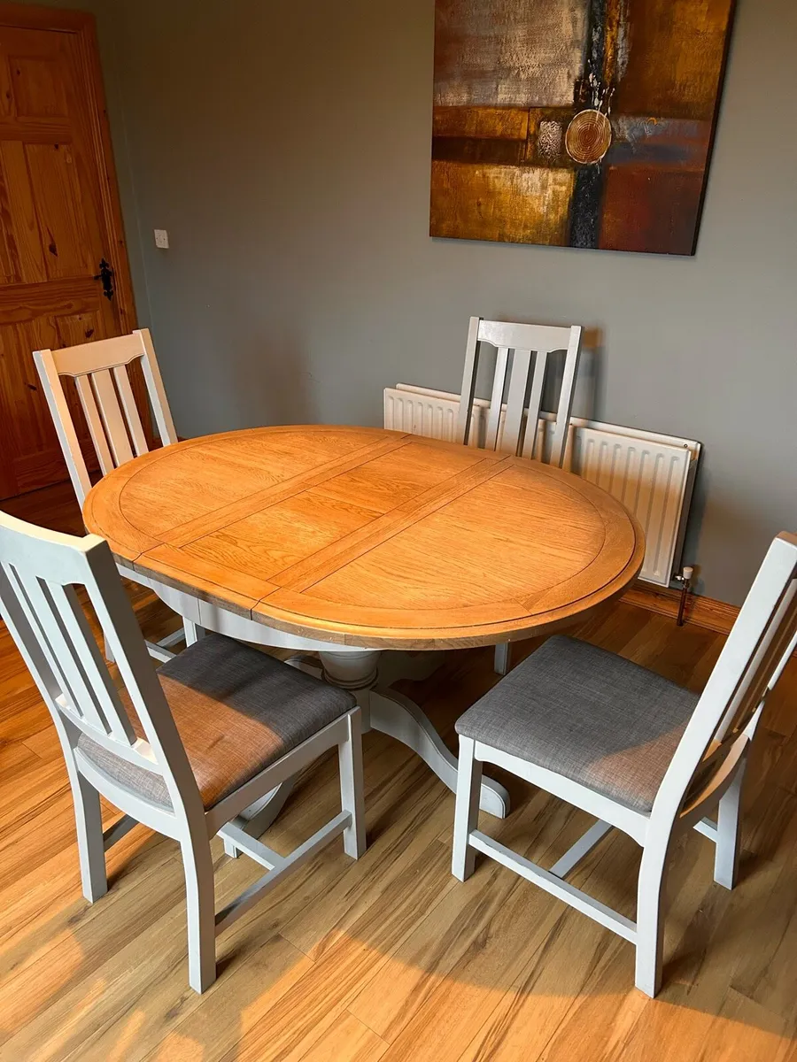 Table and chairs - Image 1