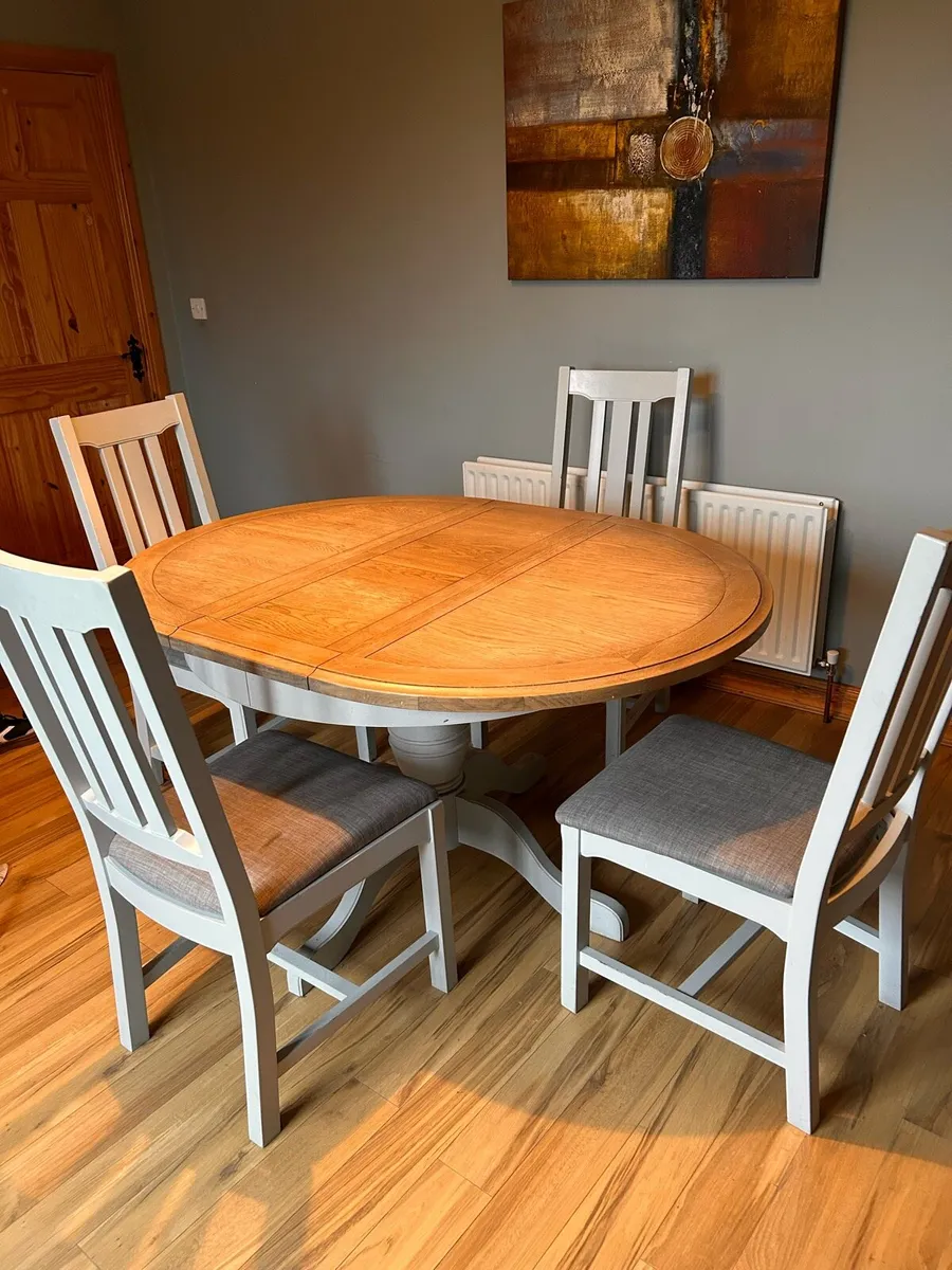 Table and chairs - Image 2