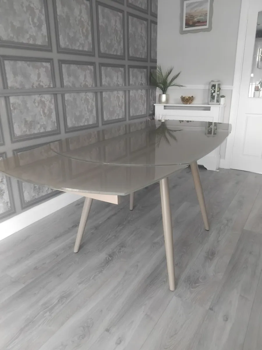 Dining table - Image 1