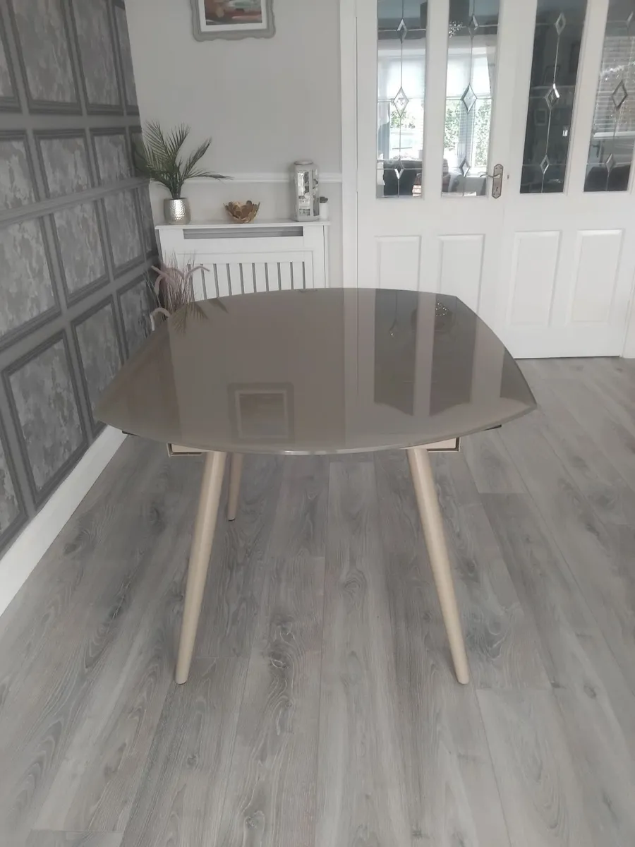 Dining table - Image 1