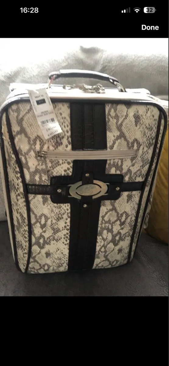 New suit case €30 small 21” - Image 1