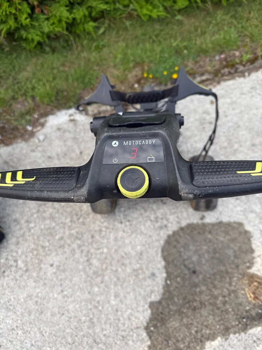 Motocaddy M1 Pro Electric Golf Trolley - Image 3