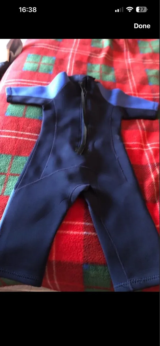 Boys wetsuit age 5 €10 - Image 2