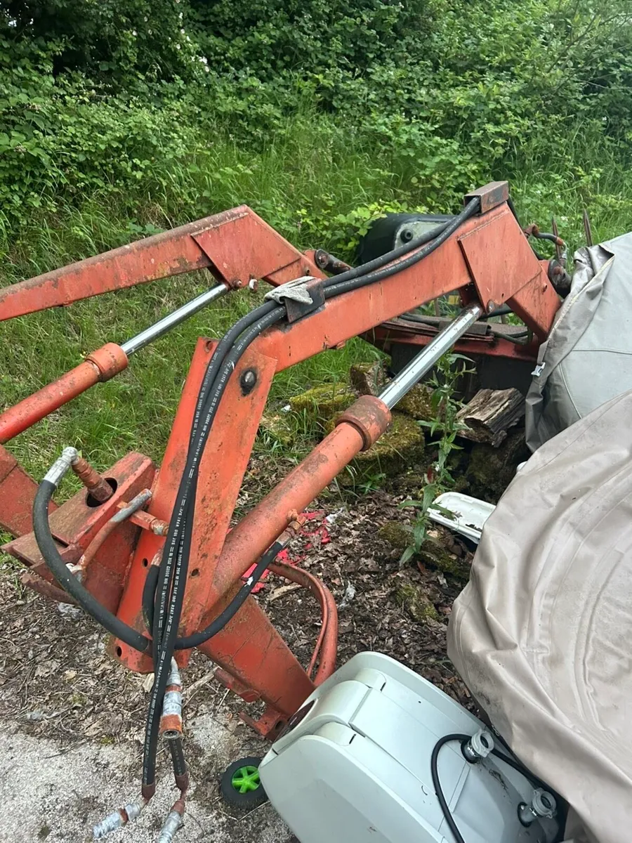 Massey Ferguson loader - Image 1