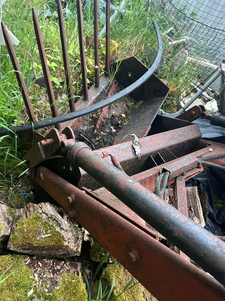 Massey Ferguson loader - Image 3