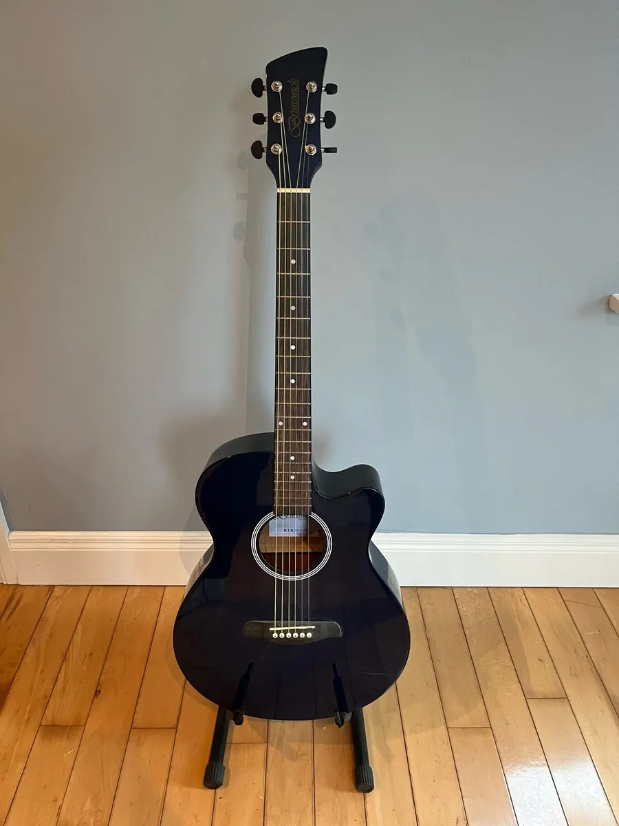 Acoustic guitar - Image 1