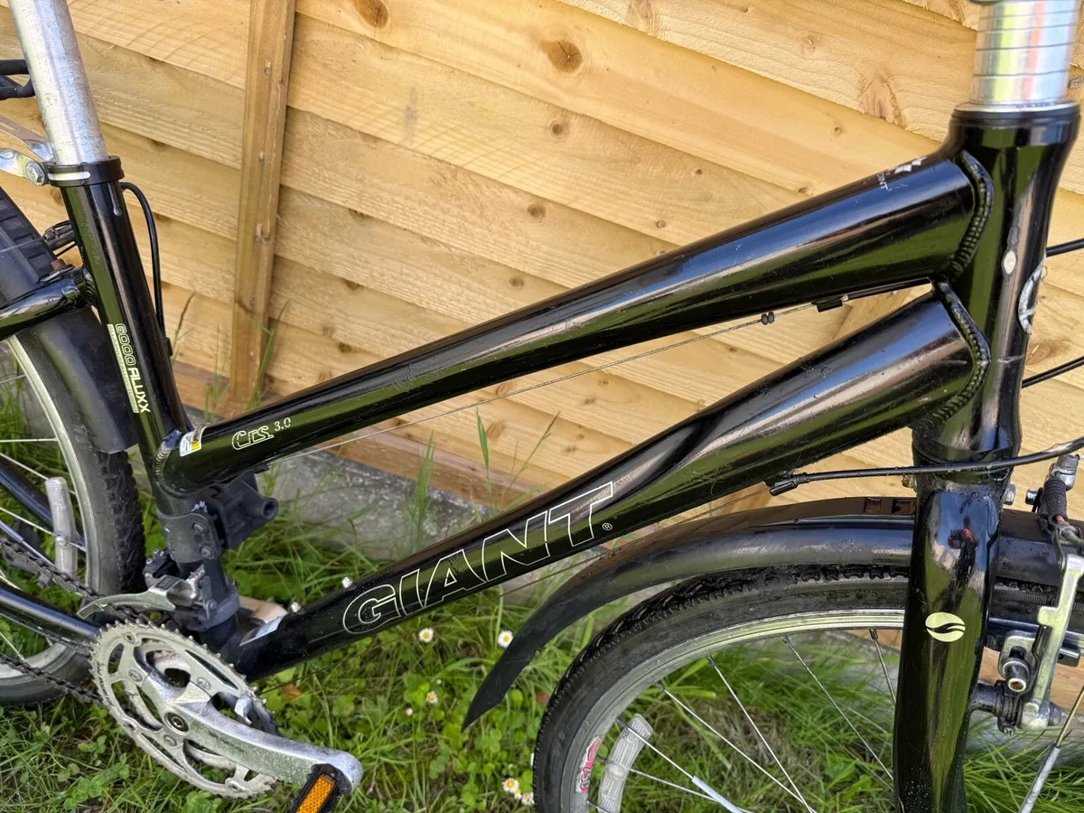28” inch Giant bike perfect clean bike - Image 2