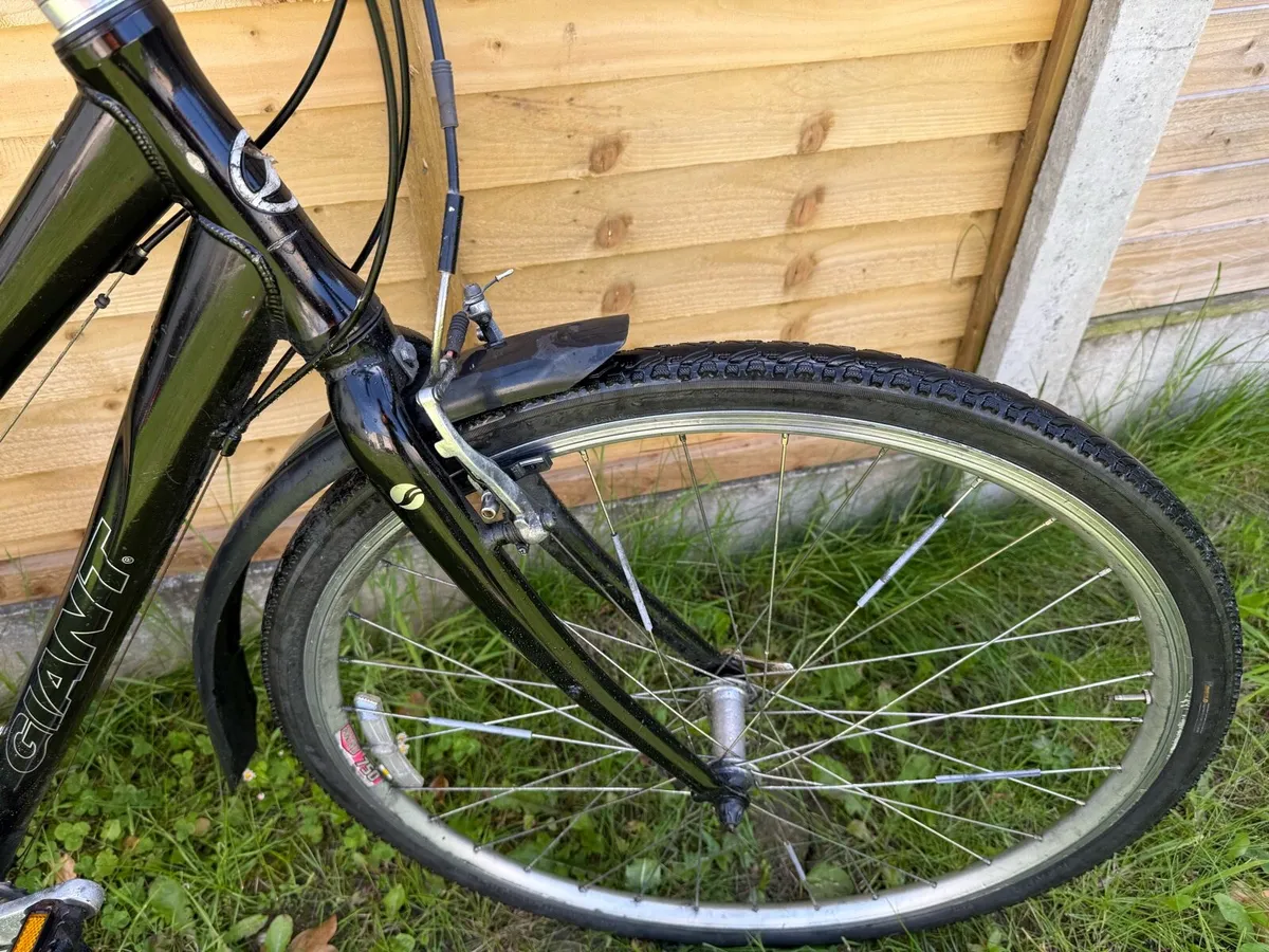 28” inch Giant bike perfect clean bike - Image 3