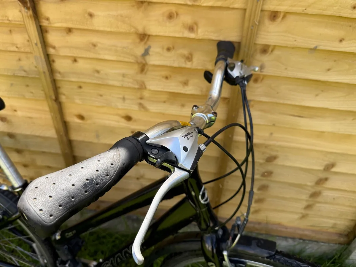 28” inch Giant bike perfect clean bike - Image 4