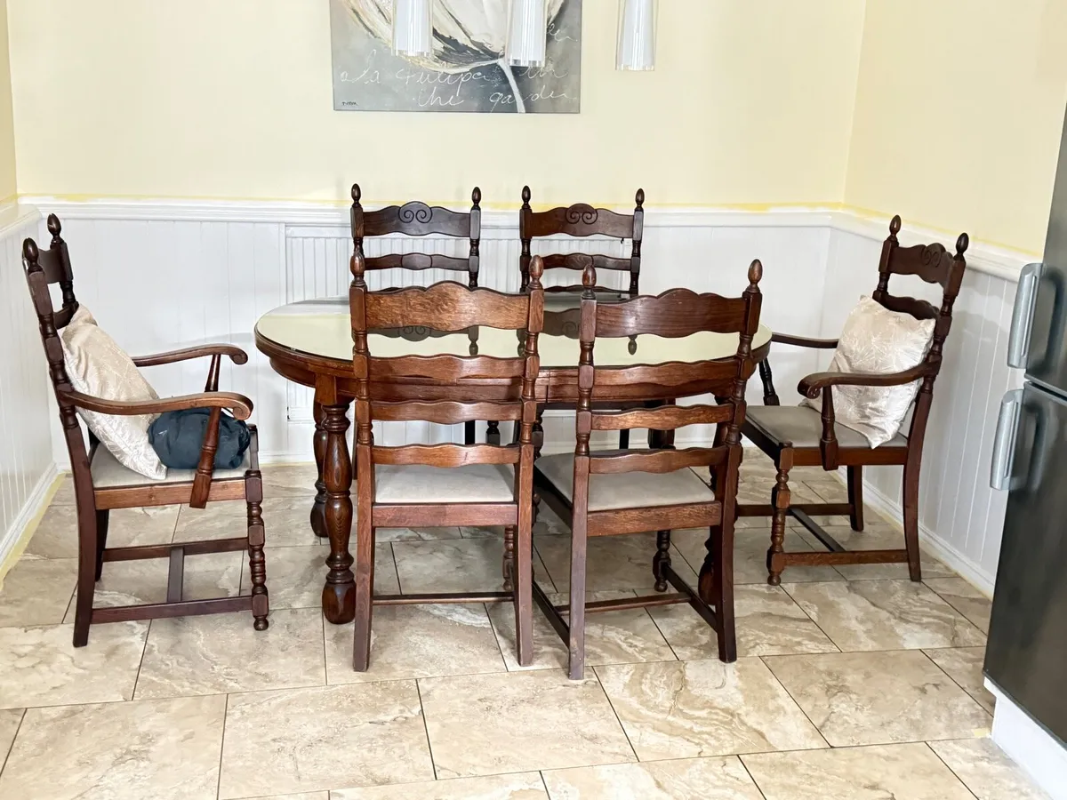 Table and chairs - Image 1