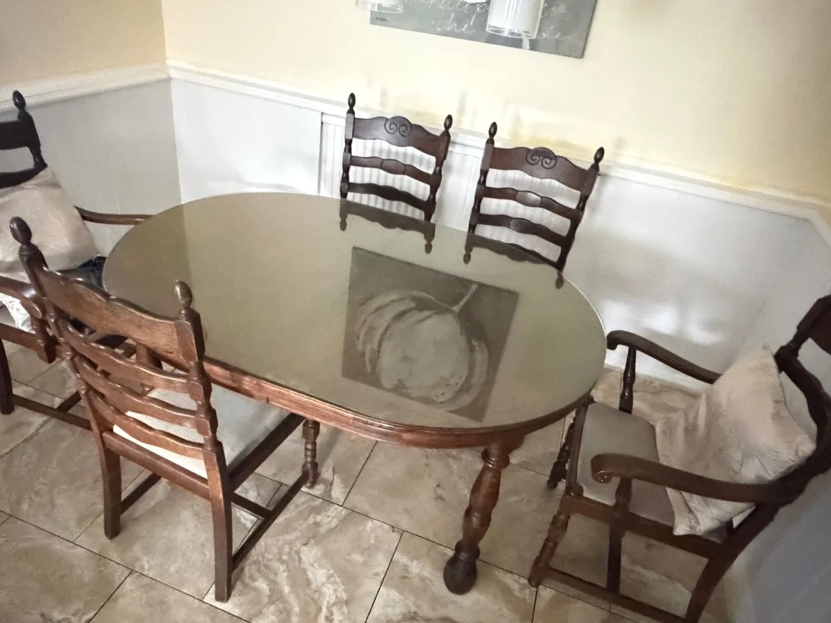 Table and chairs - Image 2