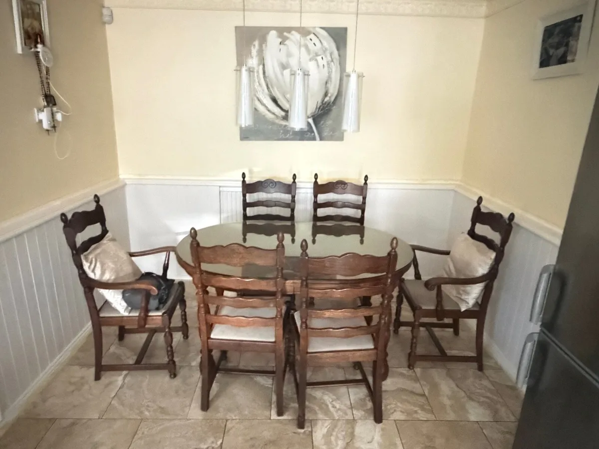 Table and chairs - Image 3