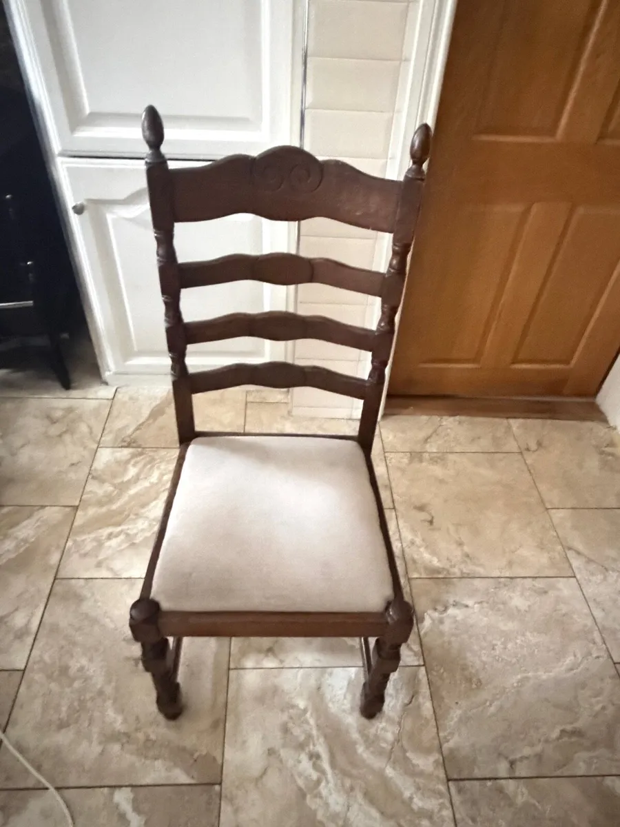 Table and chairs - Image 4