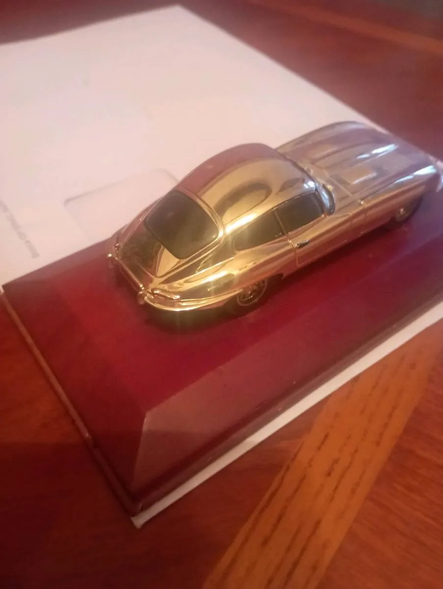 1-43 SSCALE JAGUAR COUPE  SLIVER CAR. - Image 1