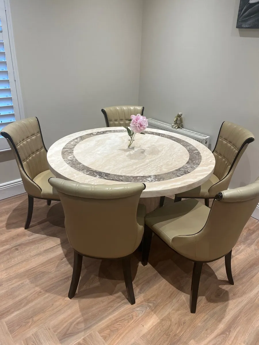 Table and 5 chairs - Image 1