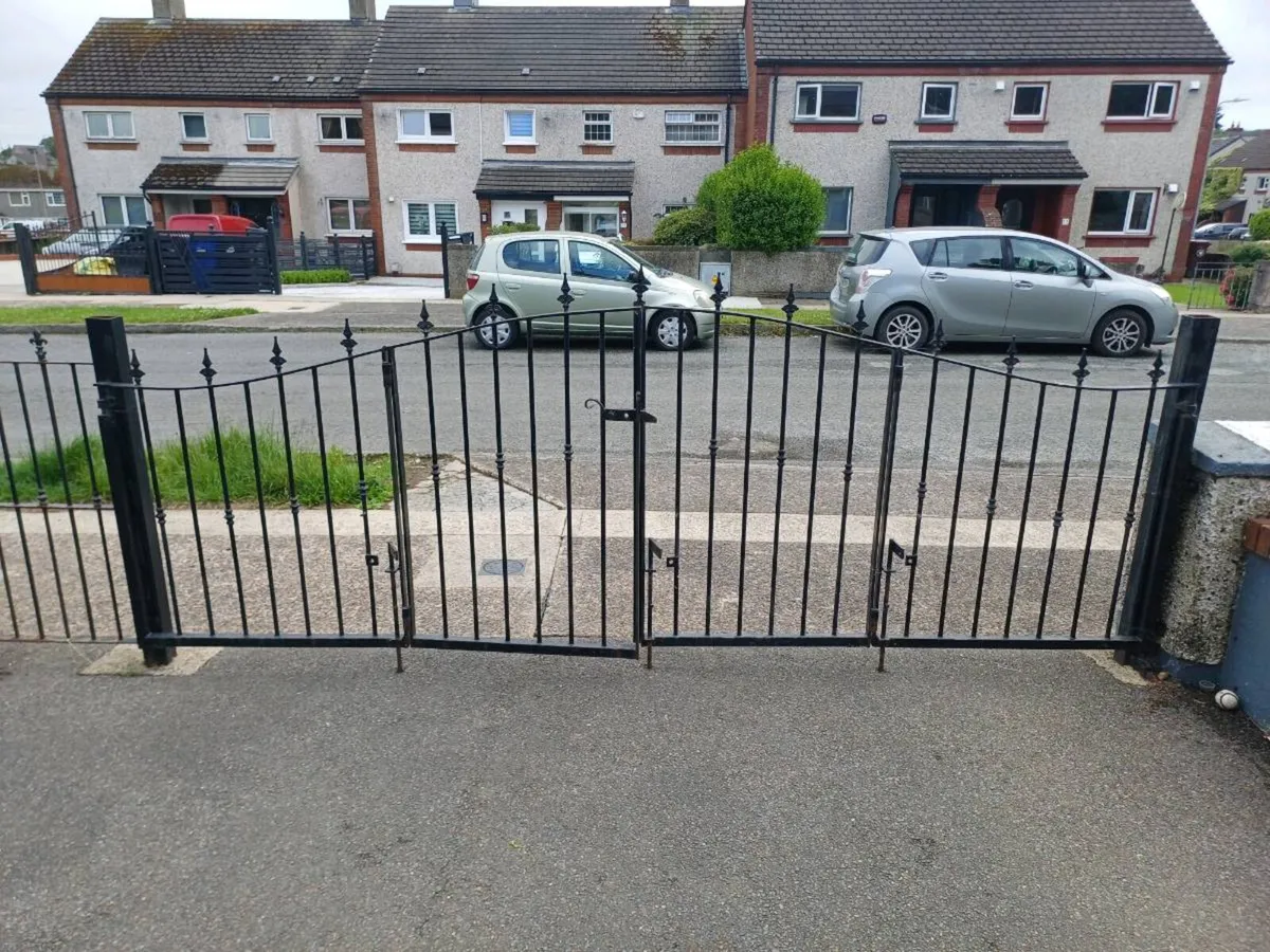 Steel gates 12½ft (3.8m) - Image 1