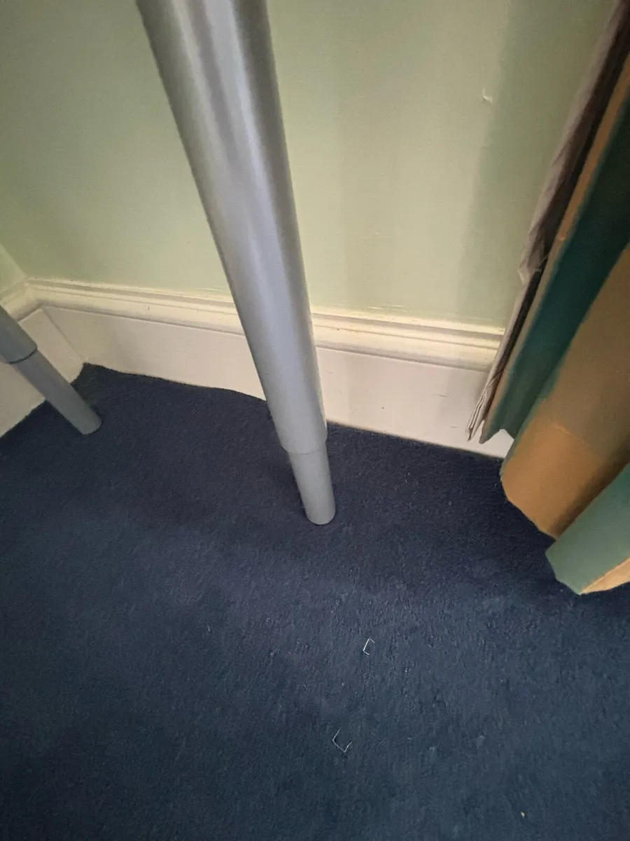 Desk with adjustable legs - Image 4
