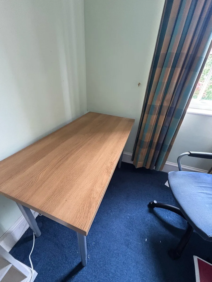 Desk with adjustable legs - Image 1