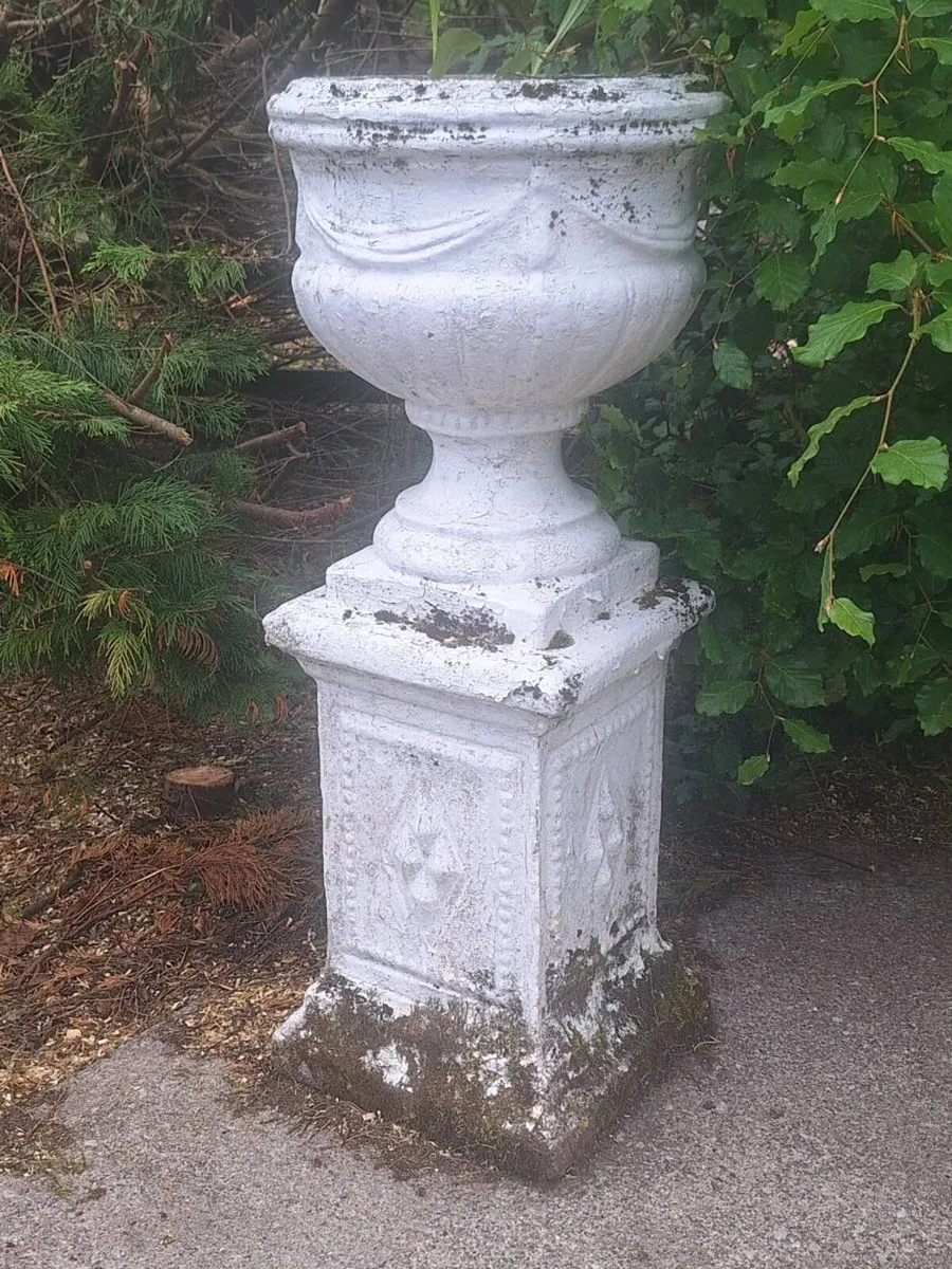 Garden Urns - Image 1