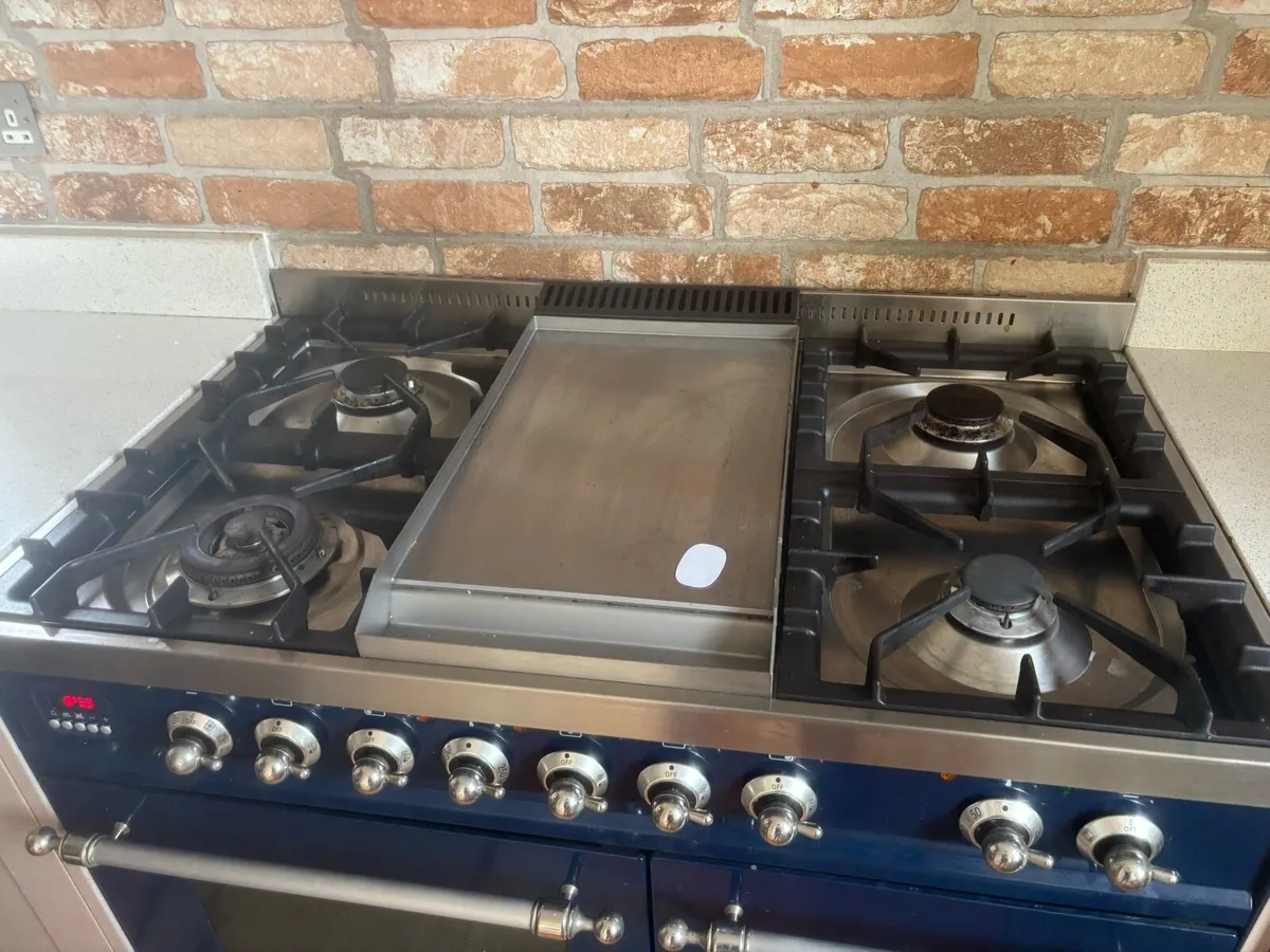 Kitchen stove, units, freezer and worktop - Image 4