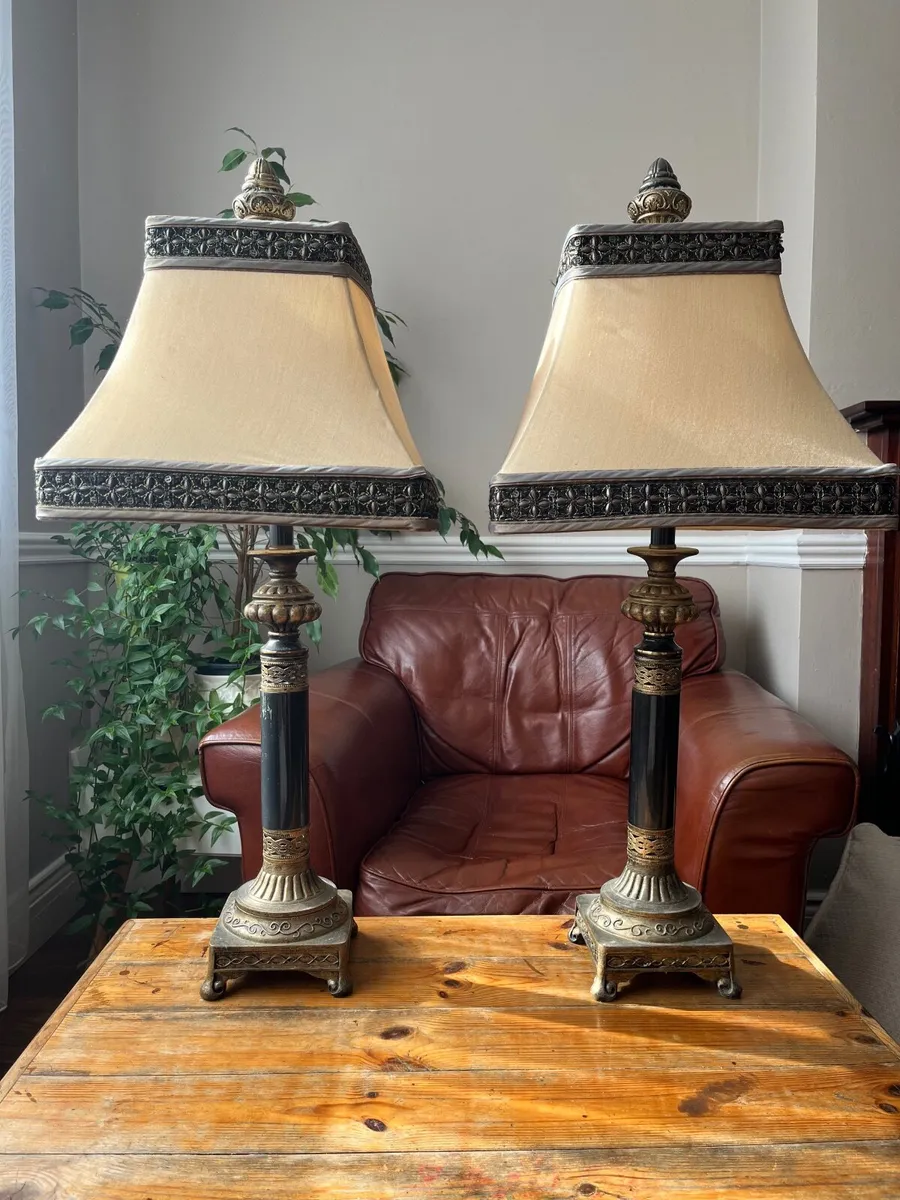 An elegant tall table lamp with metal base - Image 1