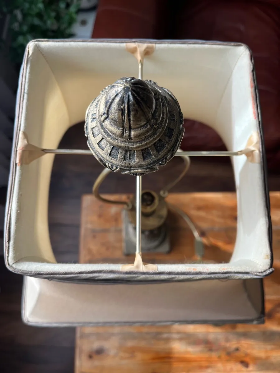 An elegant tall table lamp with metal base - Image 2