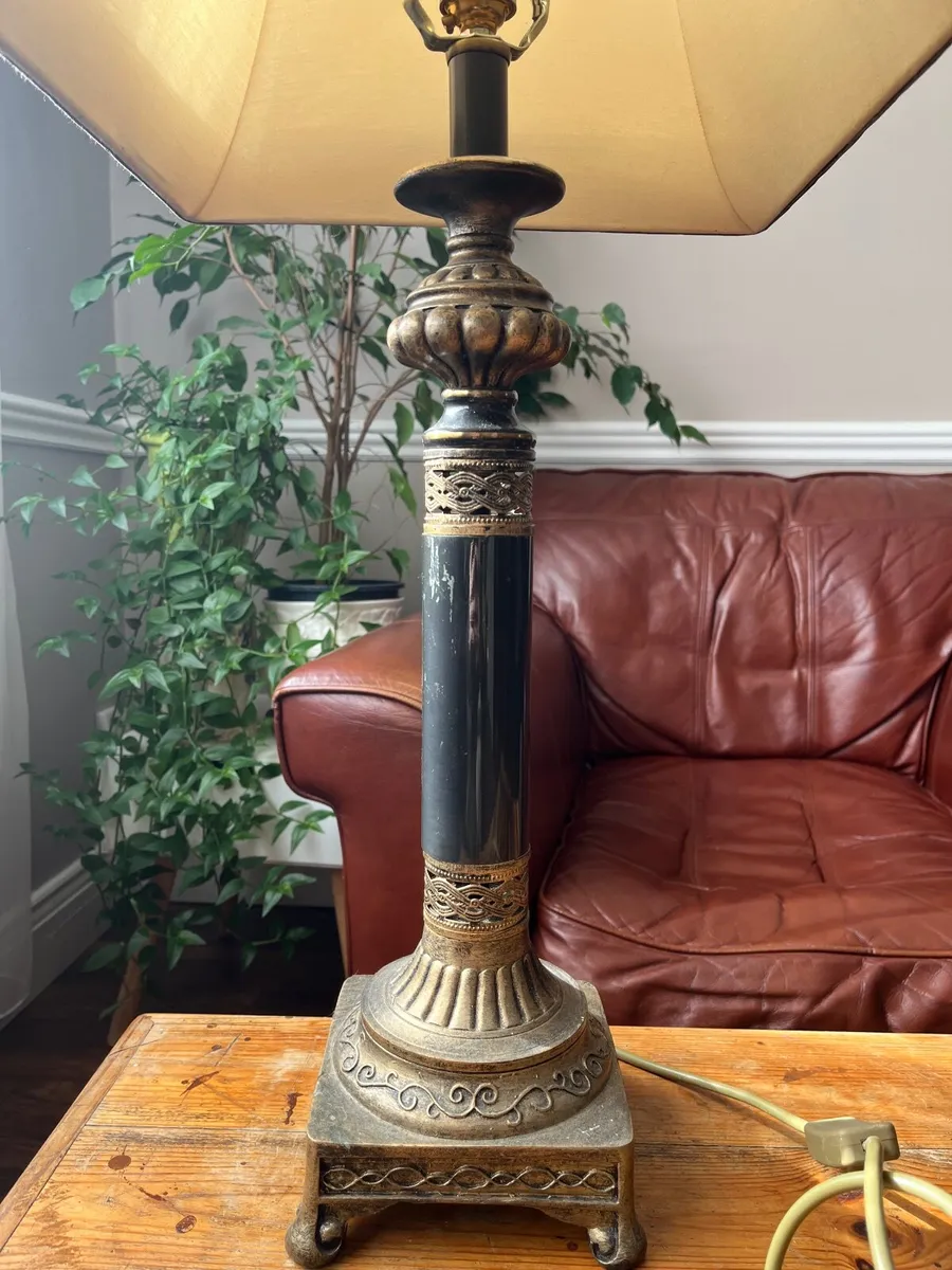 An elegant tall table lamp with metal base - Image 4