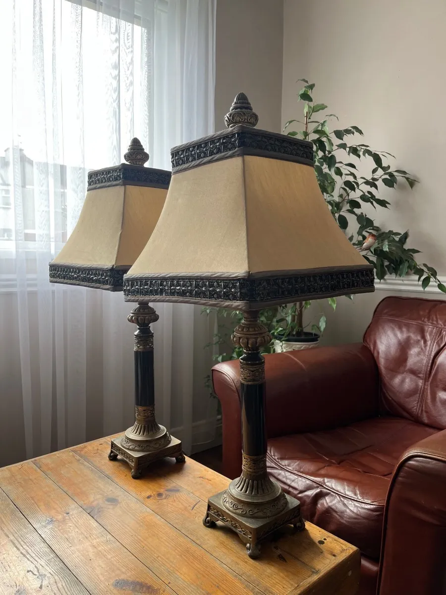 An elegant tall table lamp with metal base - Image 3