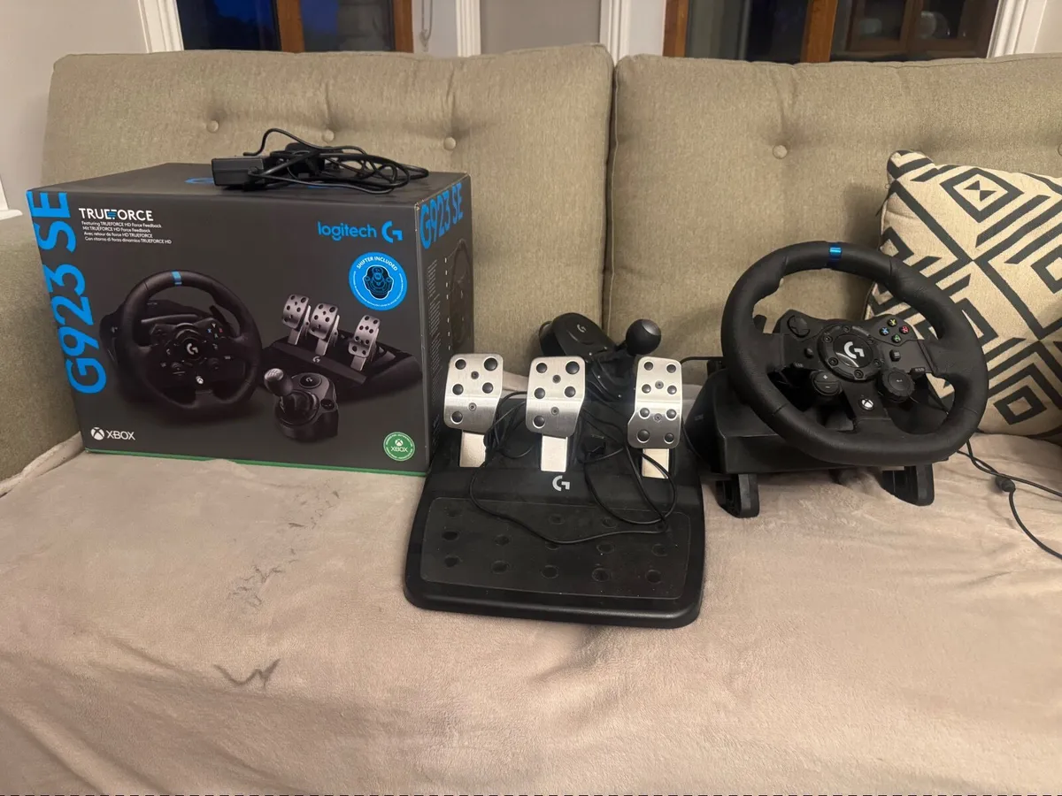 Racing Wheel, Pedals & Driving Force Shifter - Image 1