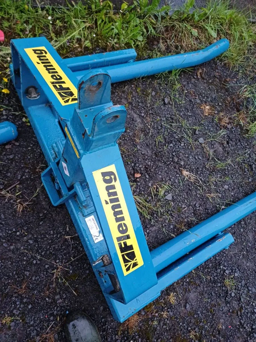 Fleming bale lifter... as new - Image 2