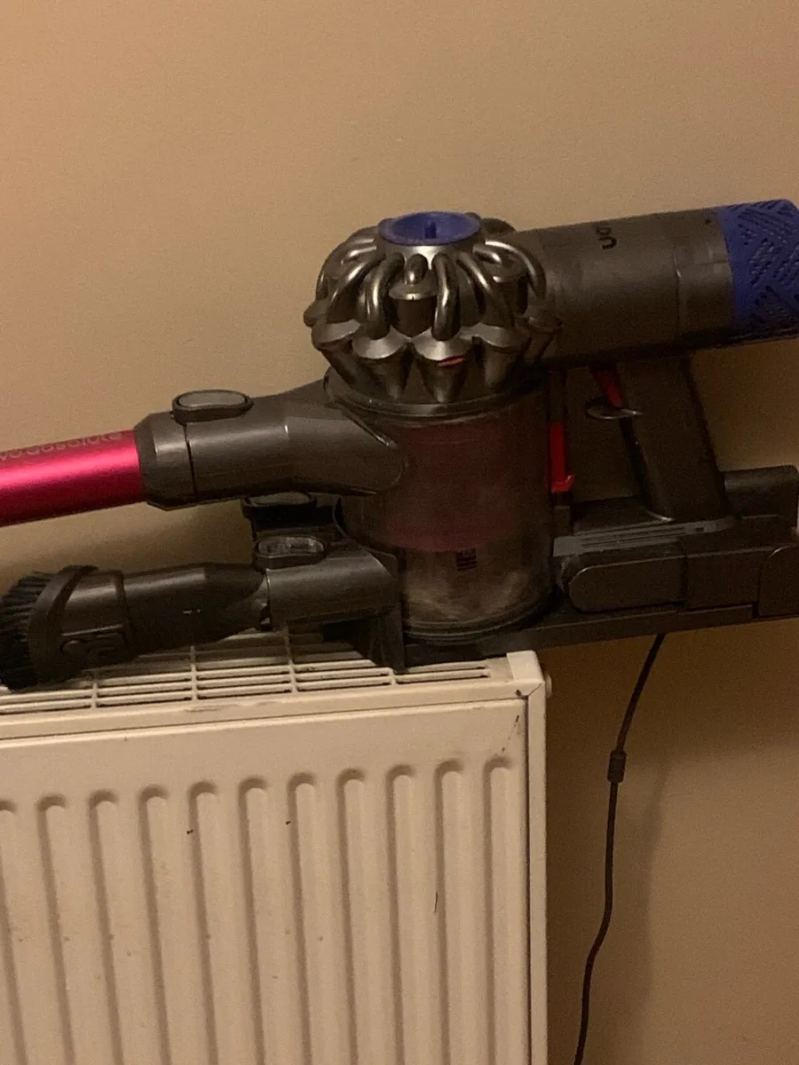 Dyson V6 absolute read description below - Image 1