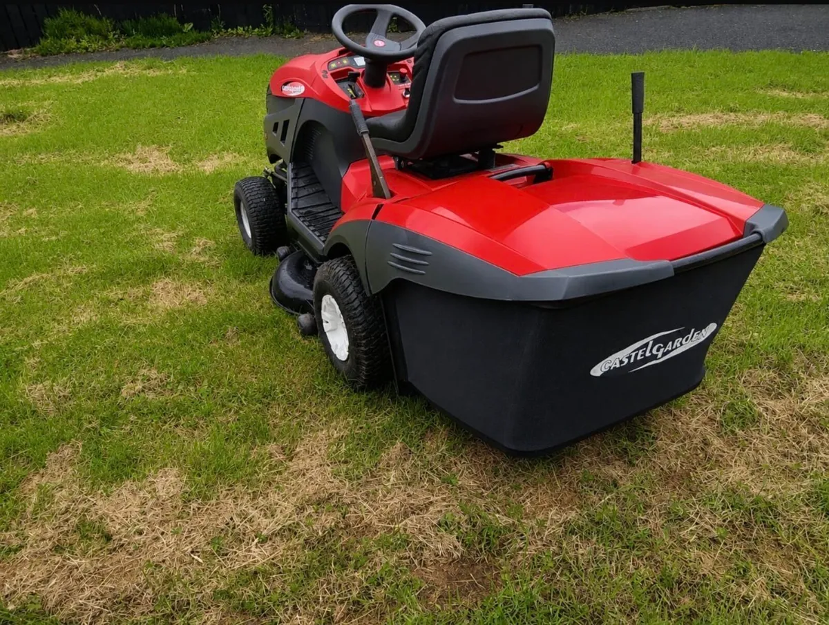 Castle garden ride on lawnmower - Image 3