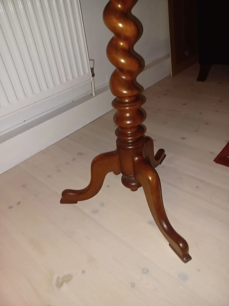 Mahogany Oval Occasional  Table - Image 3