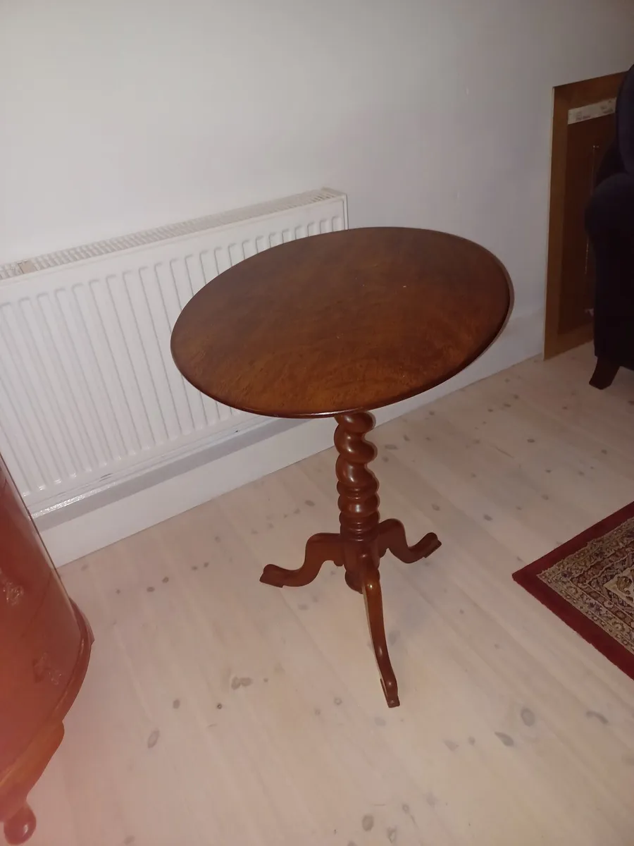 Mahogany Oval Occasional  Table - Image 1