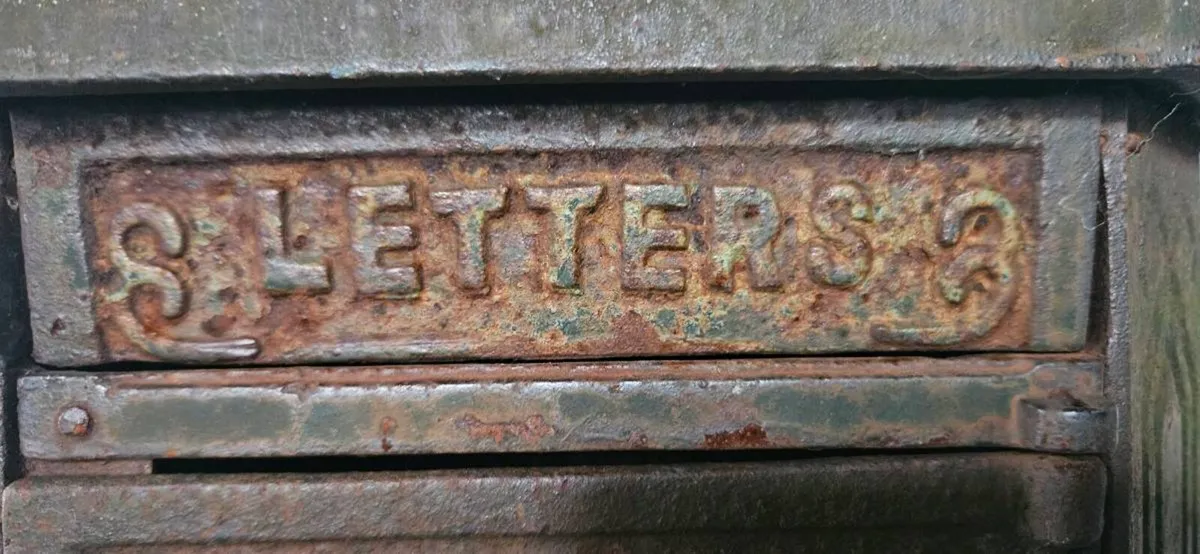 HEAVY CAST IRON POST BOX - Image 4