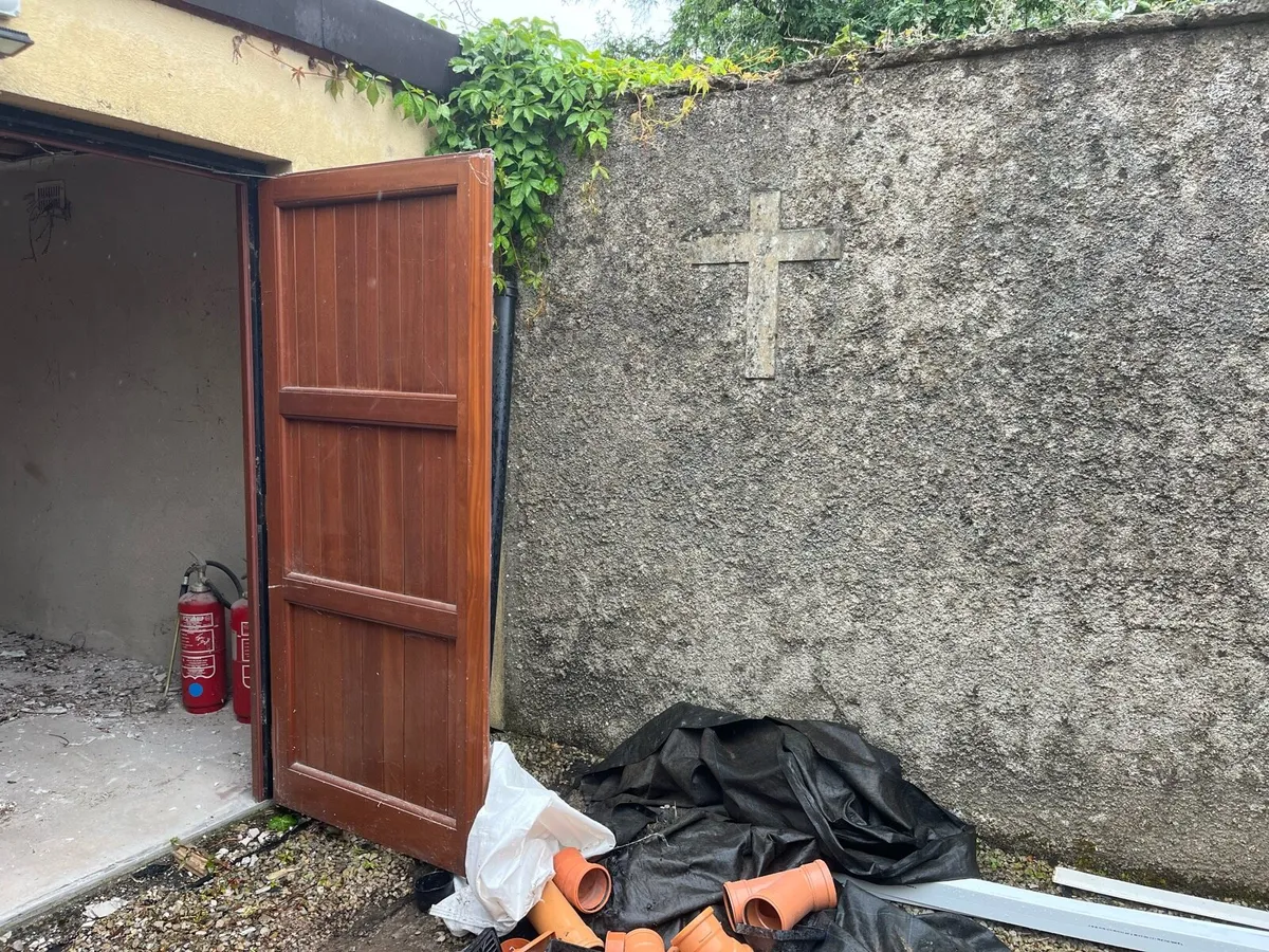 Munster Joinery teak double garage door - Image 3