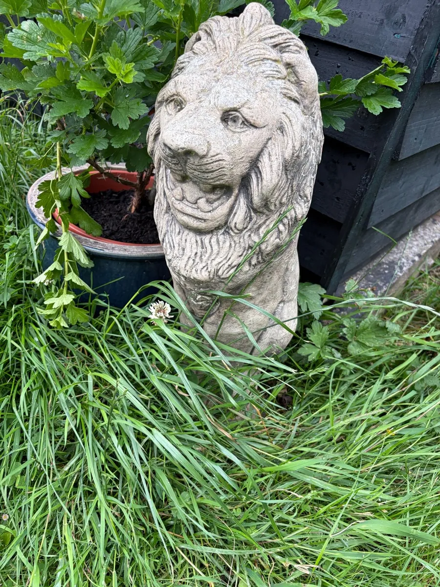 4 x concrete lion statues - Image 1