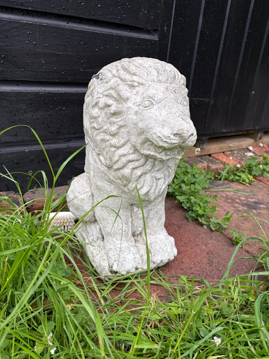 4 x concrete lion statues - Image 2