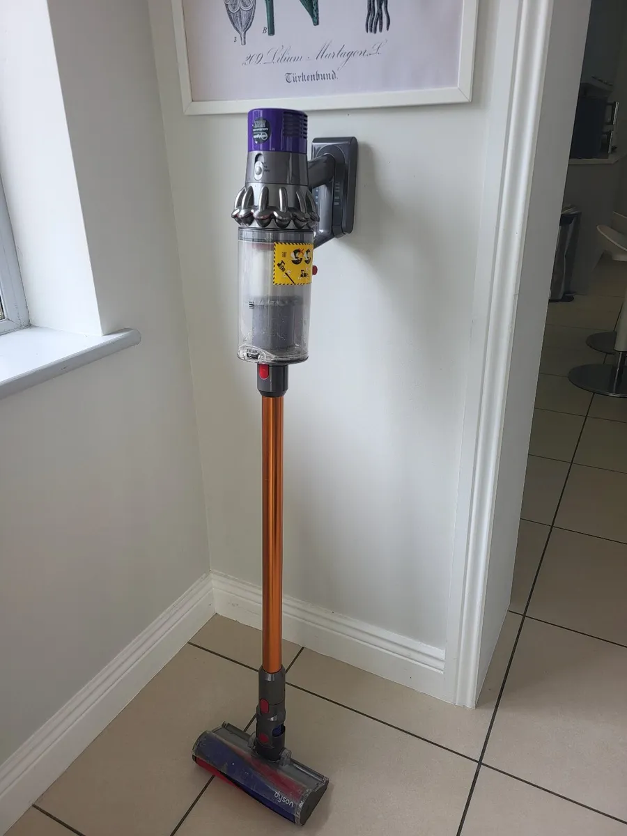 Dyson V10 cordless vacuum - Image 2