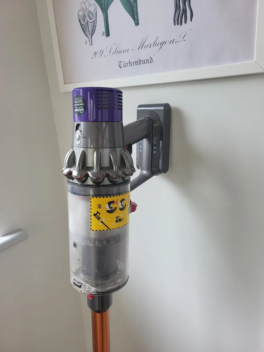 Dyson V10 cordless vacuum - Image 3