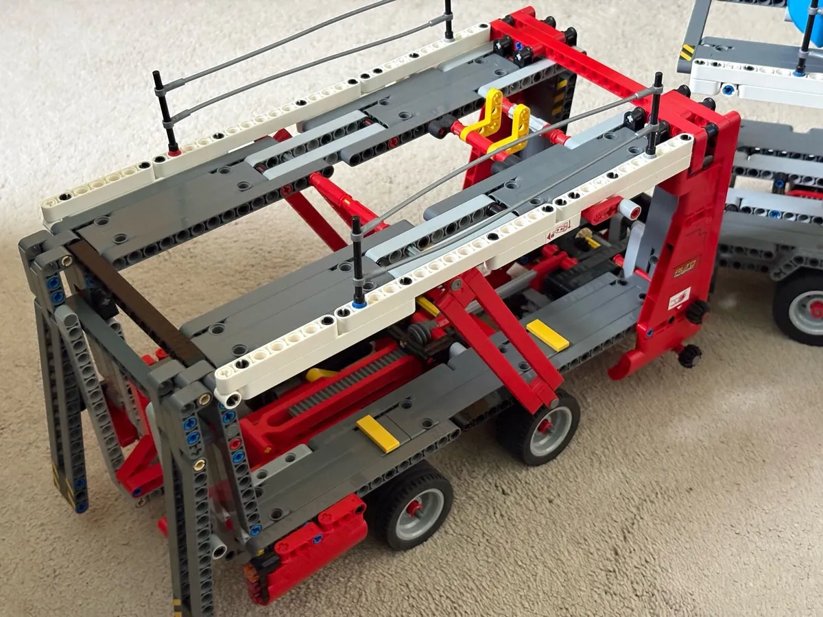 Lego Technic 42098 Car Transporter - Image 3