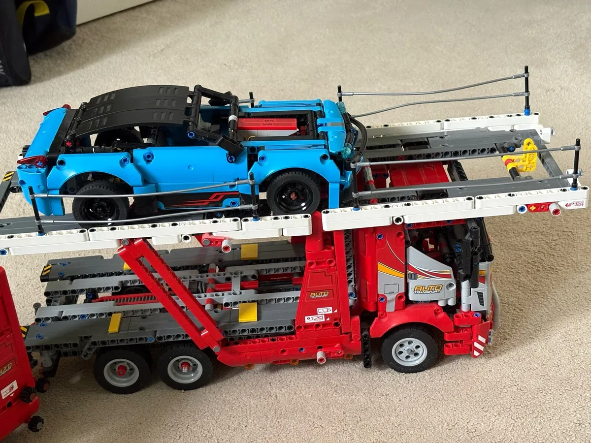 Lego Technic 42098 Car Transporter - Image 4